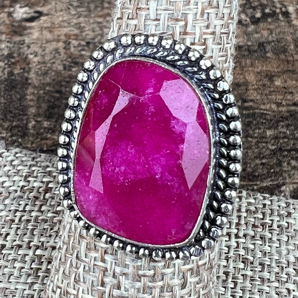 New Enhanced Ruby Faceted Stone Silver Overlay Ring Size 7.75 - Picture 3 of 10
